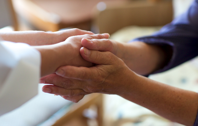 手を取り合っている二人